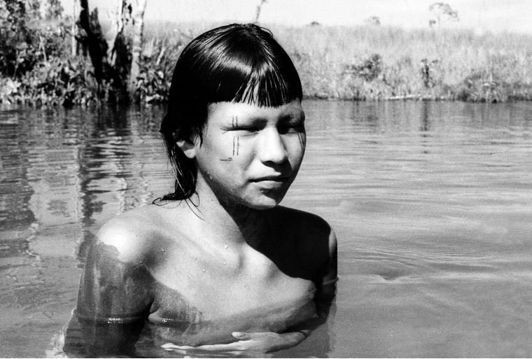 Jovem Krahô nas águas do Igarapé, 1995